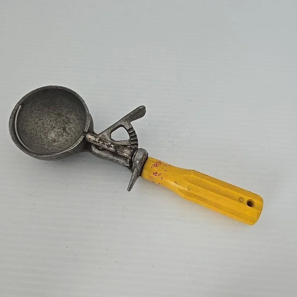 VTG Scoop Master Ice Cream Scoop with‎ Thumb Release and Yellow Handle 1950s